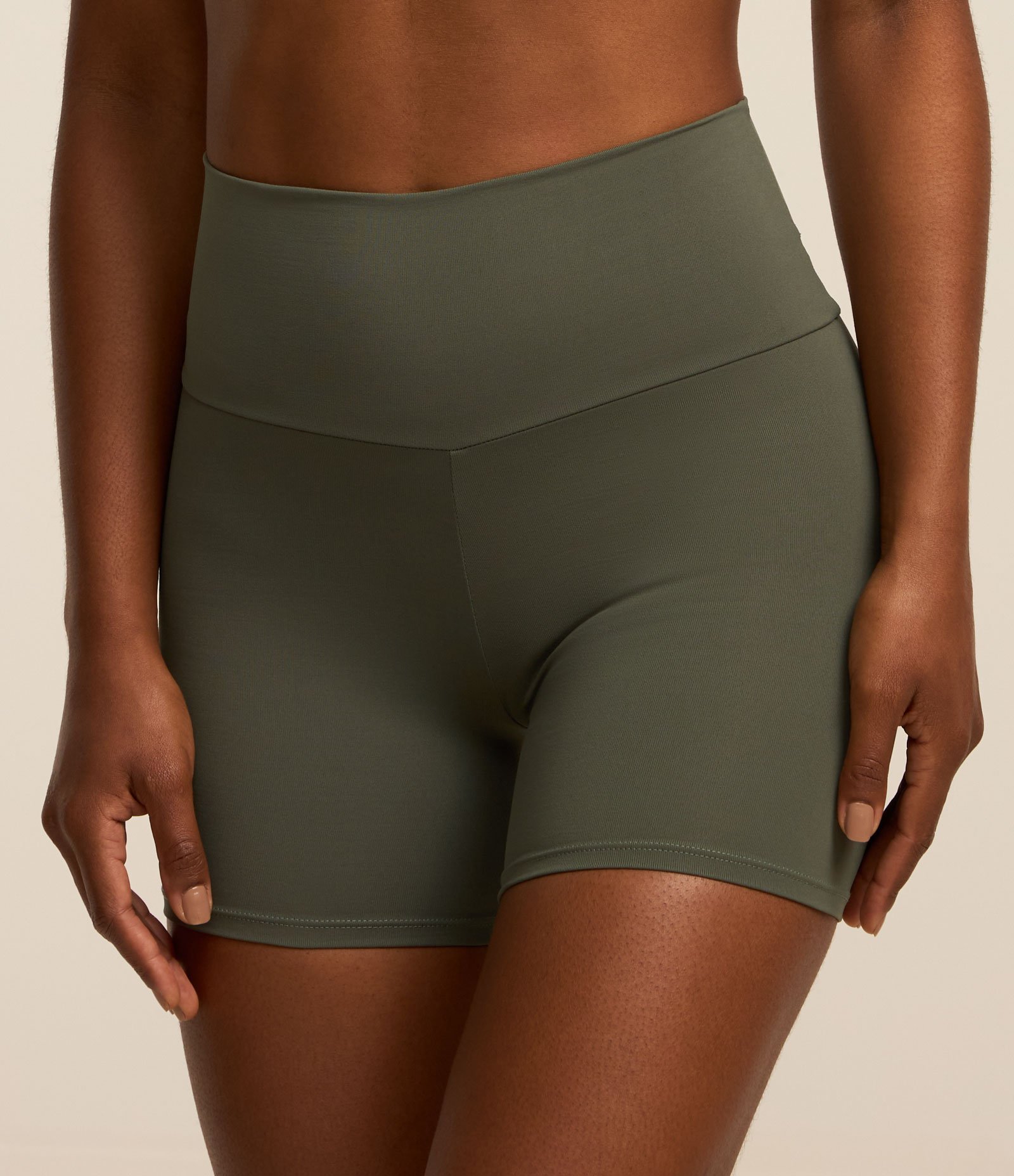 Bermuda Esportiva Lisa em Poliamida Verde 2