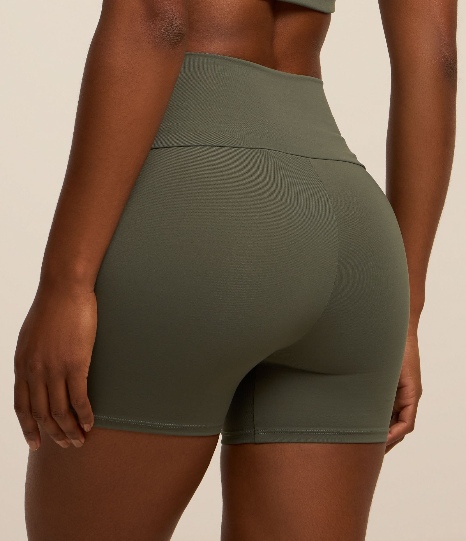 Bermuda Esportiva Lisa em Poliamida Verde 3