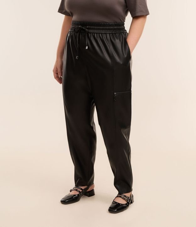 Calça Cenoura em Material Sintético Curve & Plus Size