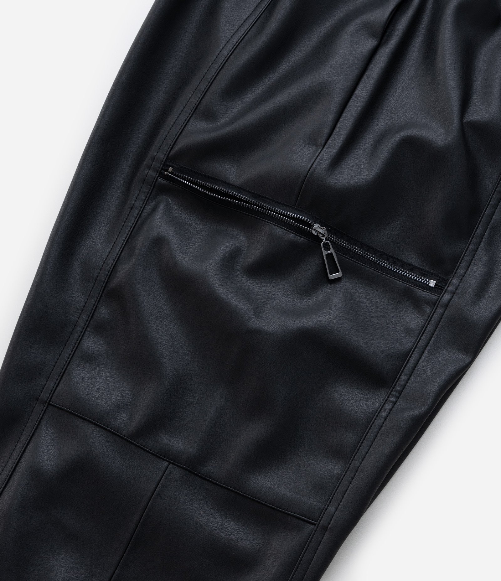 Calça Cenoura em Material Sintético Curve & Plus Size Preto 7