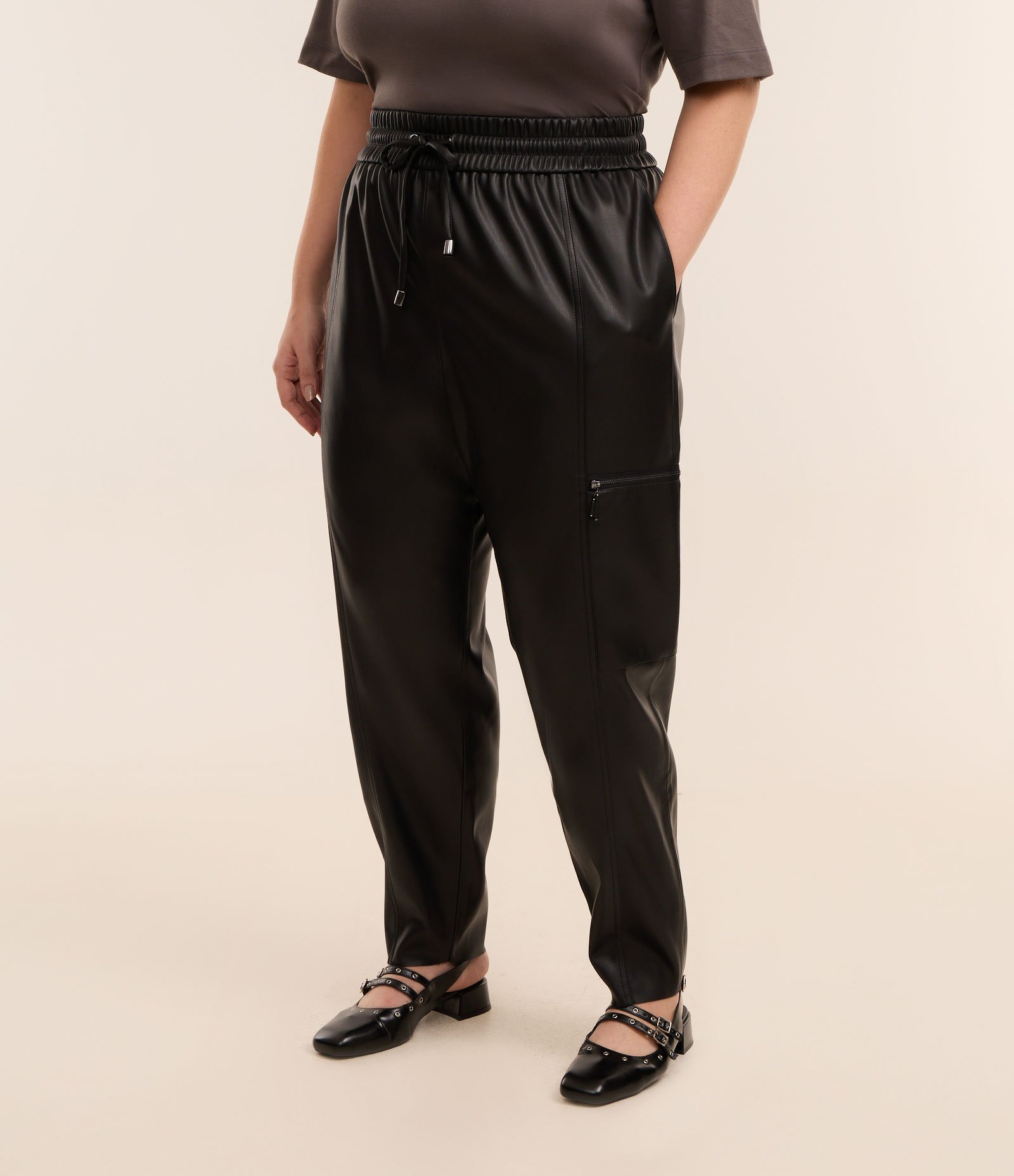 Calça Cenoura em Material Sintético Curve & Plus Size Preto 2