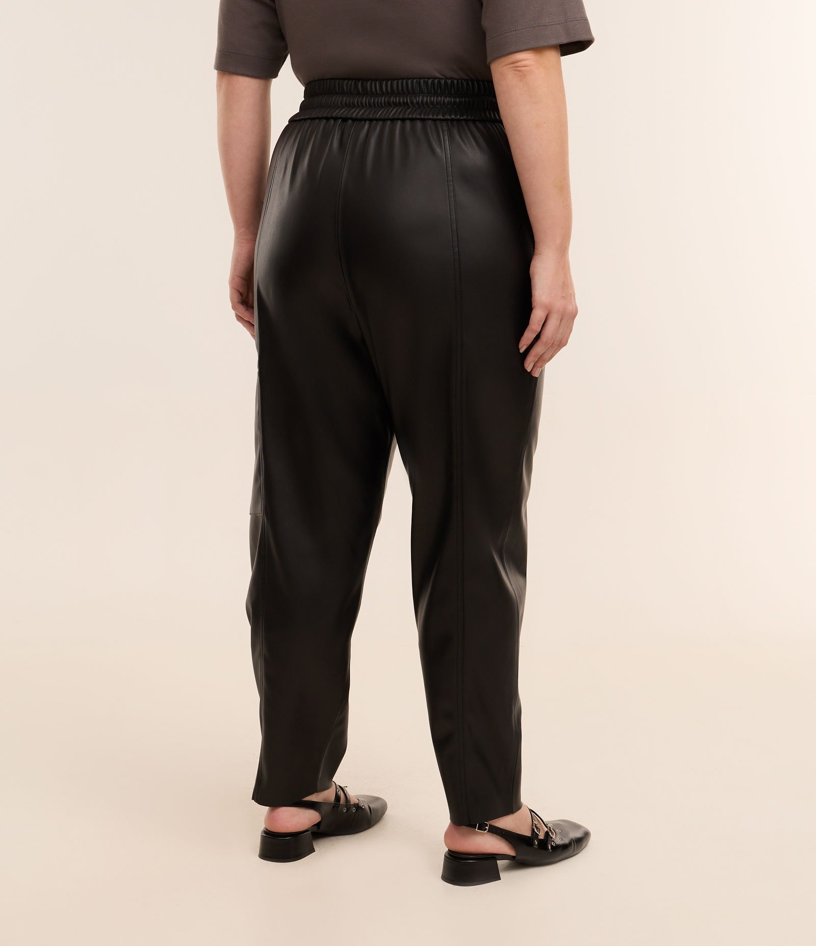 Calça Cenoura em Material Sintético Curve & Plus Size Preto 3