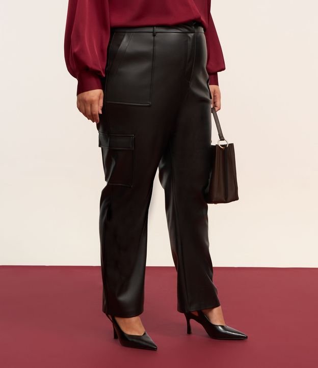 Calça Reta Material Sintético Bolso Cargo Curve & Plus Size