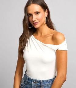 Blusa Sem Manga com Decote DIferenciado e Torcido no Ombro