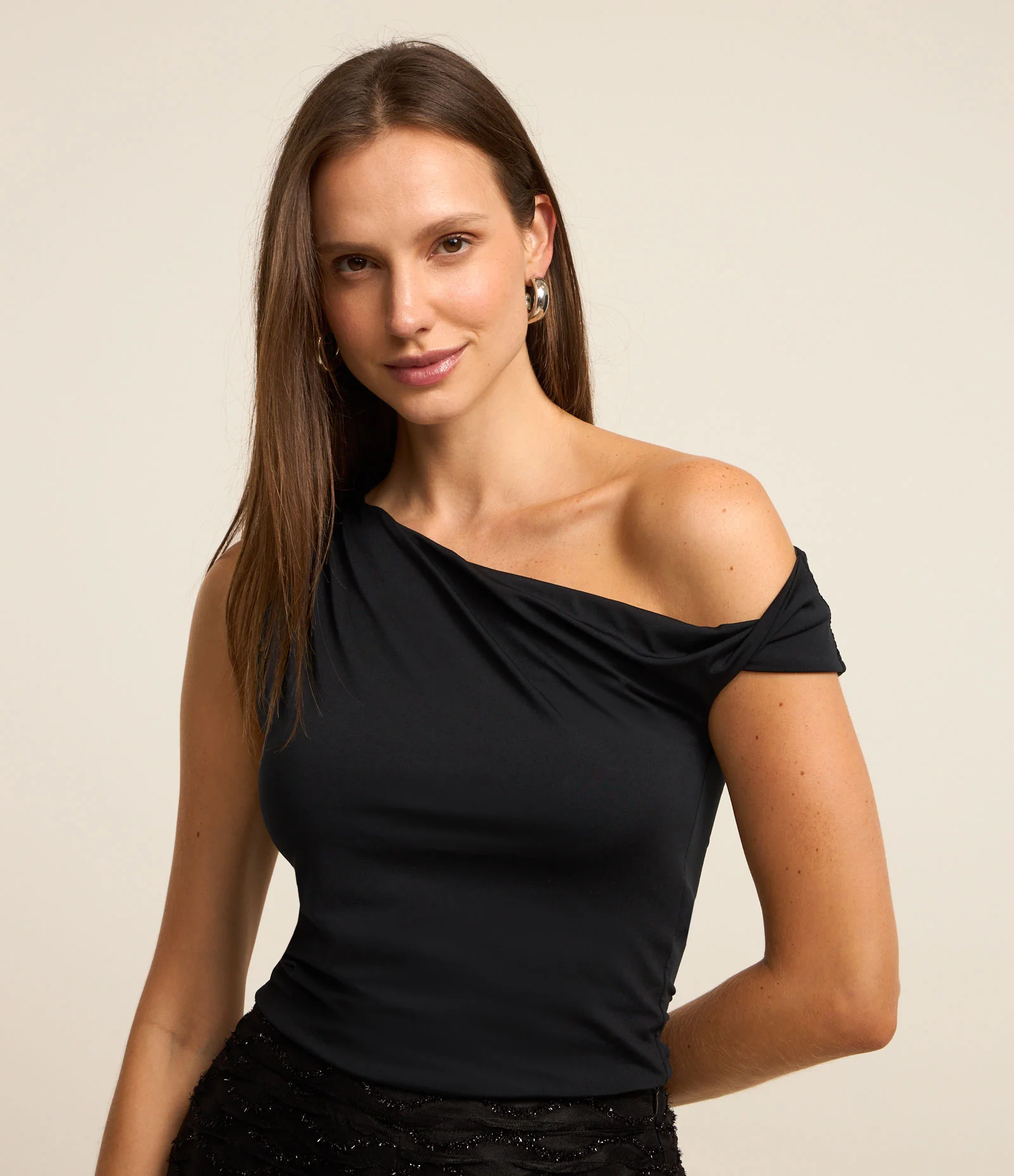 Blusa Sem Manga com Decote DIferenciado e Torcido no Ombro Preto 1