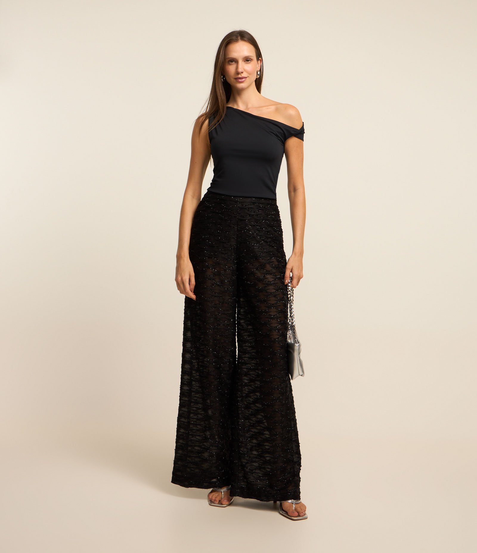 Blusa Sem Manga com Decote DIferenciado e Torcido no Ombro Preto 2