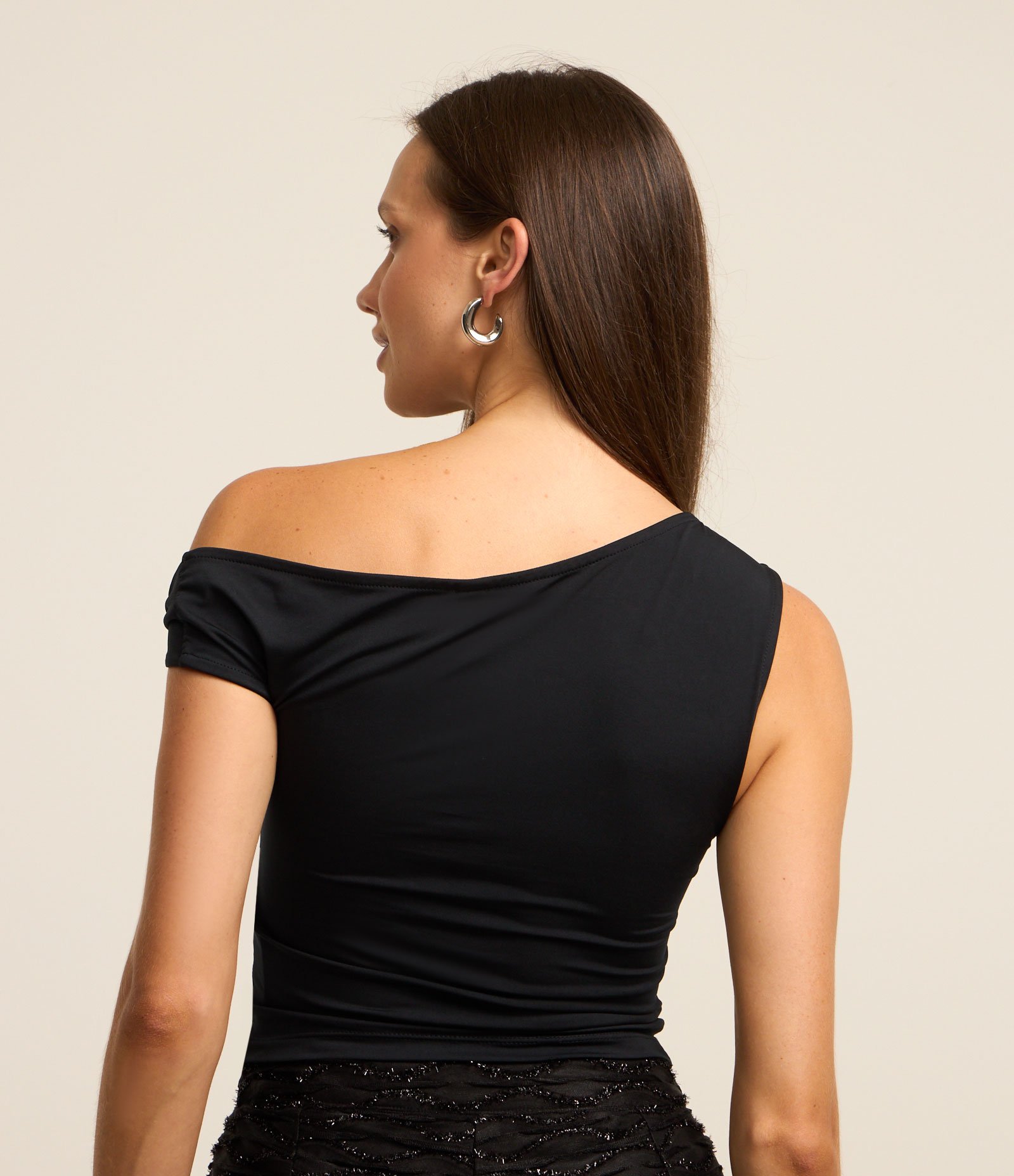 Blusa Sem Manga com Decote DIferenciado e Torcido no Ombro Preto 3