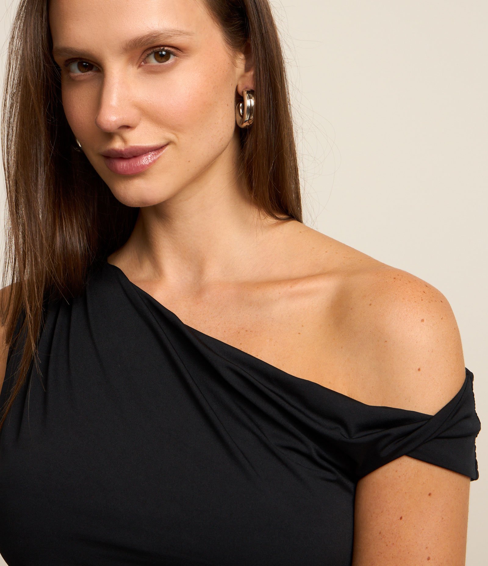 Blusa Sem Manga com Decote DIferenciado e Torcido no Ombro Preto 4