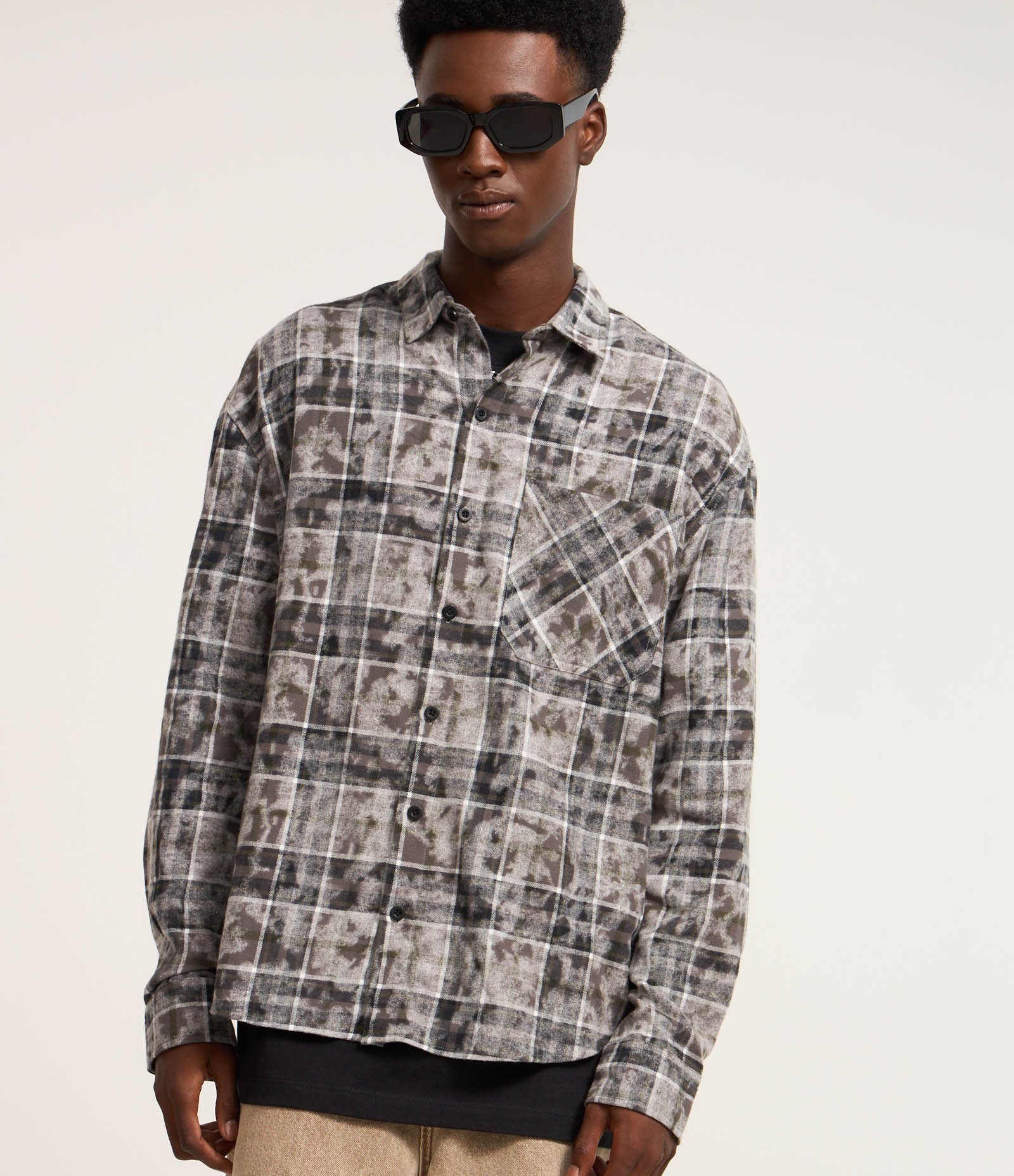 Camisa Comfort em Flanela com Estampa Xadrez com Bolso Preto 3