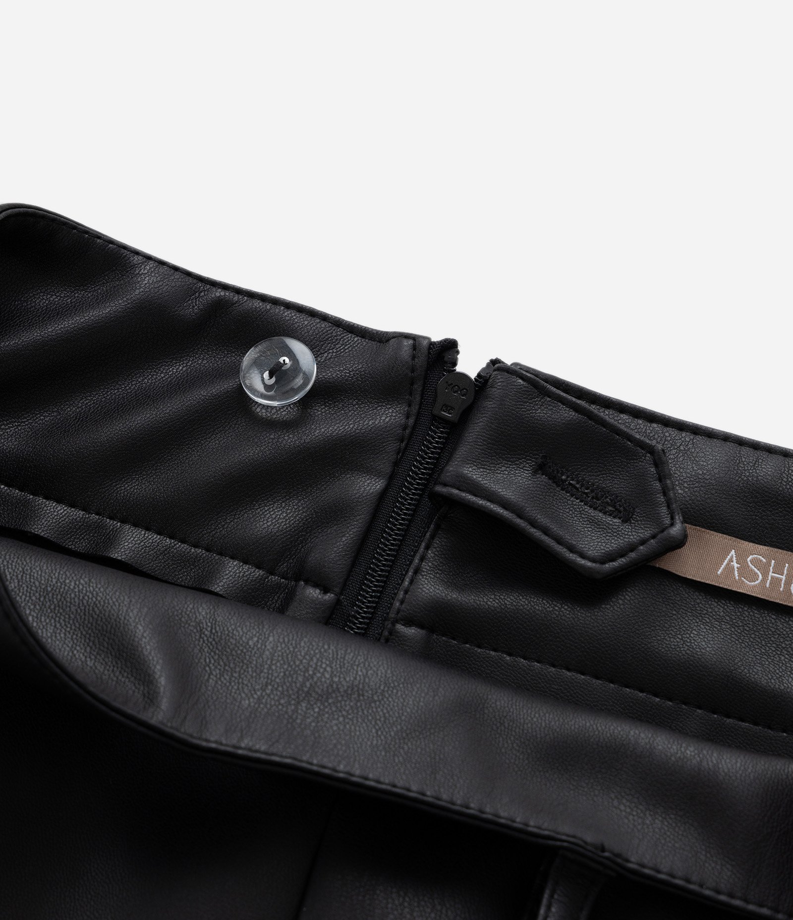 Saia Curta em Material Sintético Plissada Curve & Plus Size Preto 6