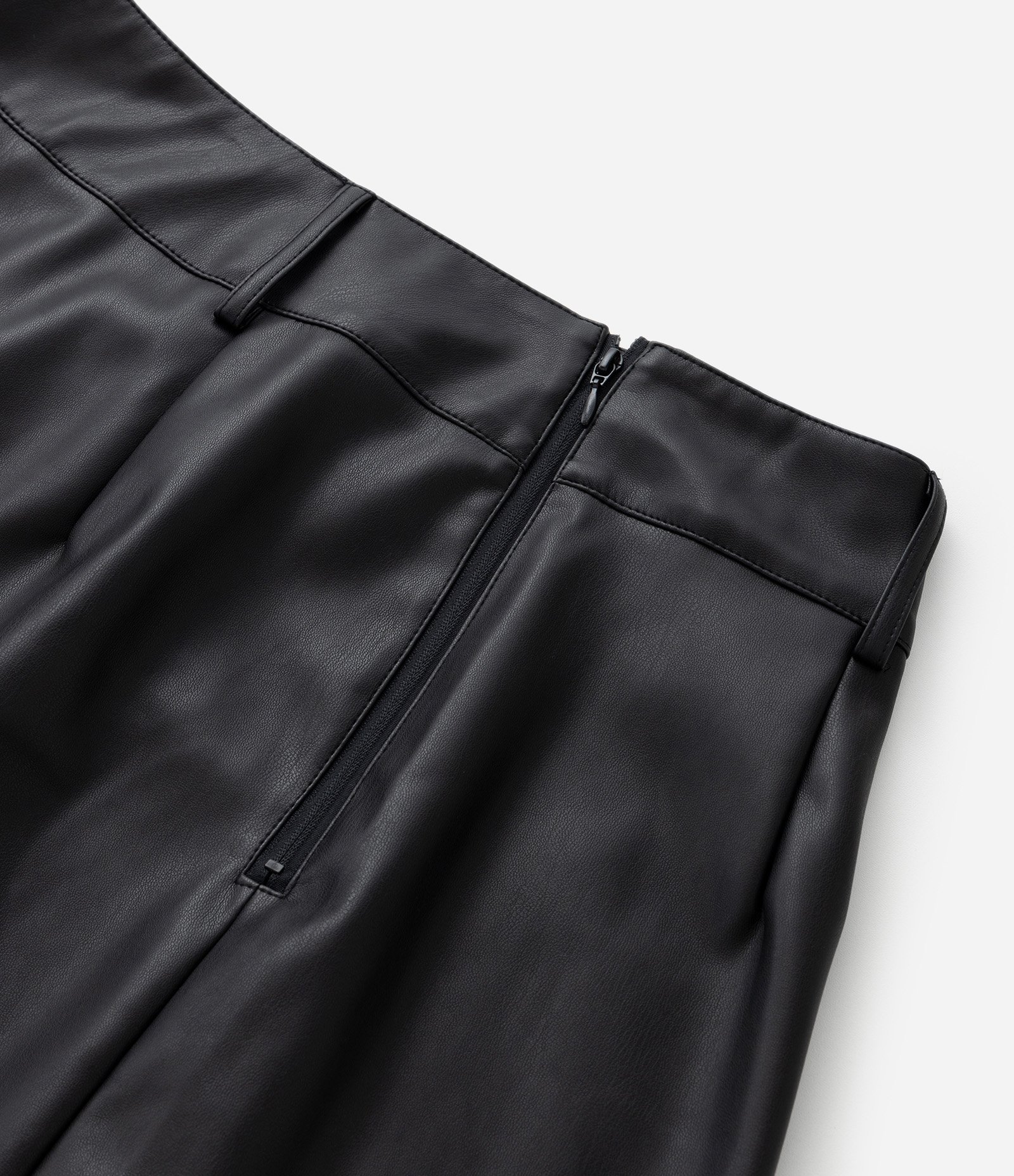 Saia Curta em Material Sintético Plissada Curve & Plus Size Preto 7