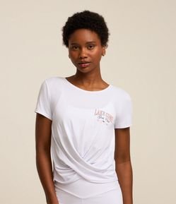 Camiseta Esportiva em Microfibra com Barra Transpassada e Estampa no Peito