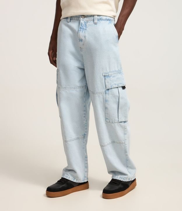 Calça Skater em Jeans com Bolsos Cargo