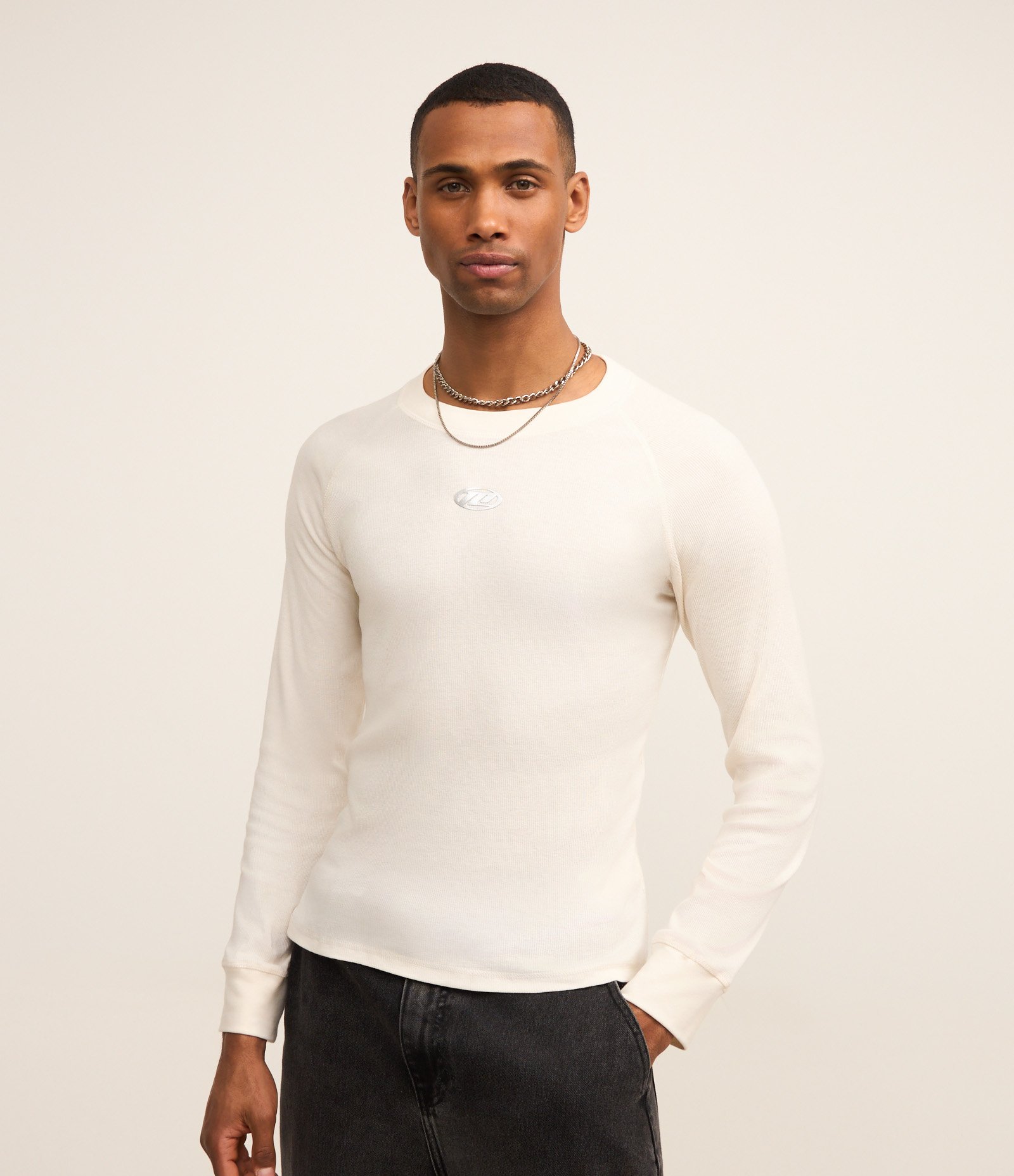 Camiseta Muscle em Ribana com Patch Branco 1