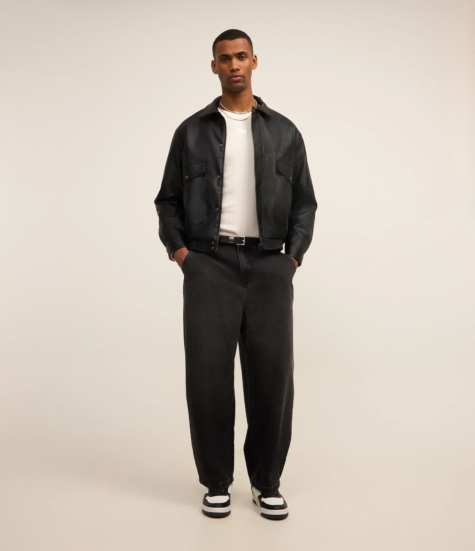 Camiseta Muscle em Ribana com Patch Branco 2