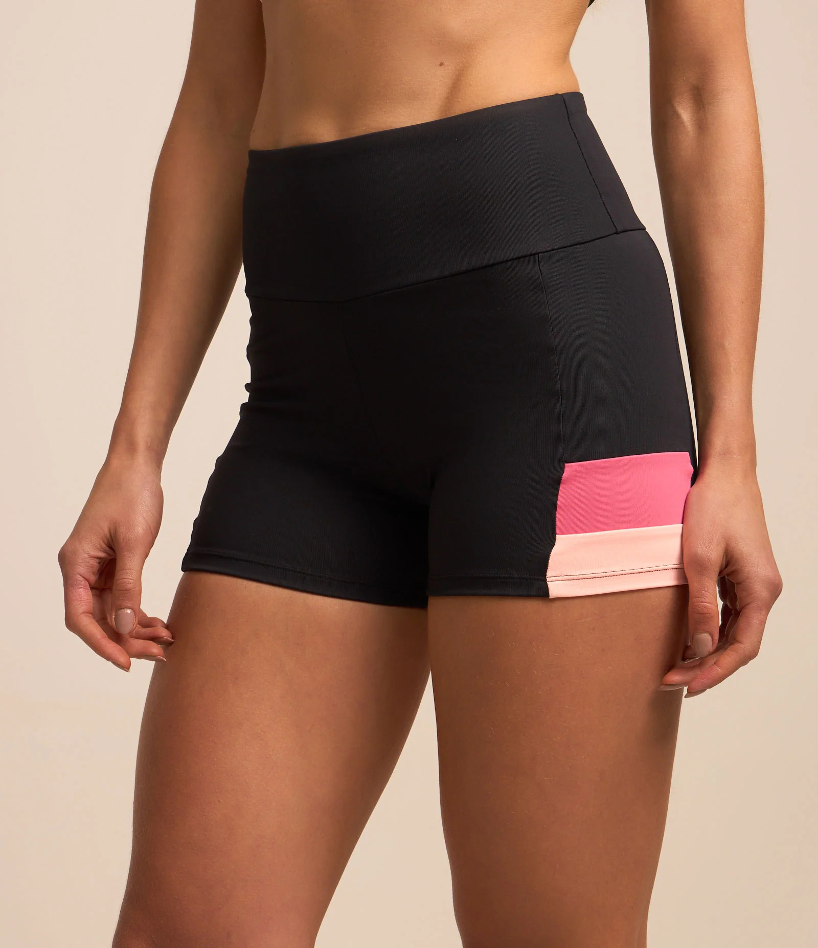 Bermuda Esportiva com Detalhes em Recorte nas Laterais Preto 2