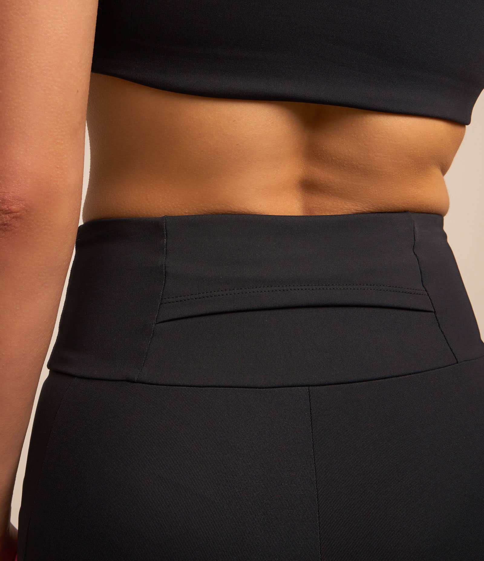 Bermuda Esportiva com Detalhes em Recorte nas Laterais Preto 5