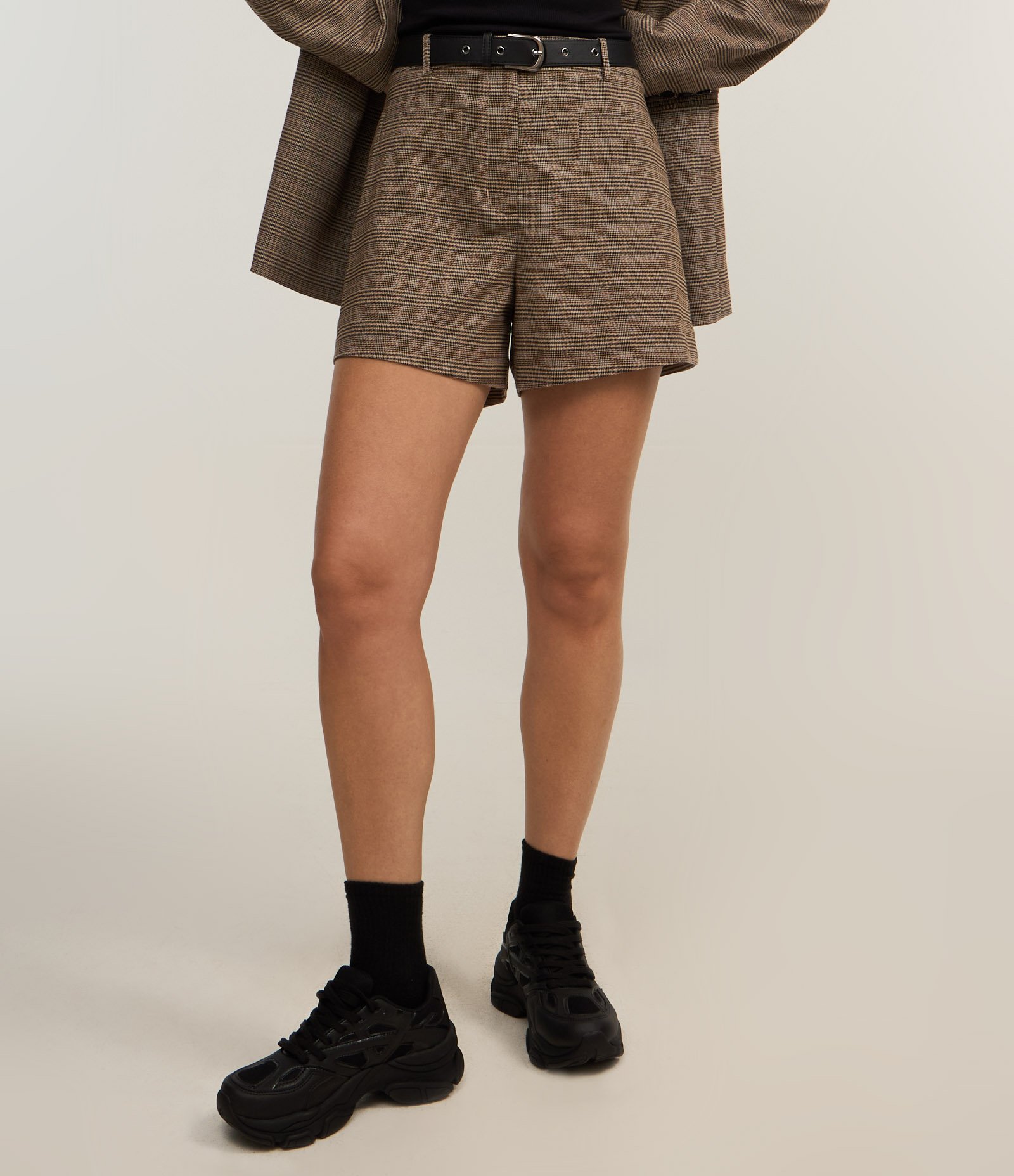 Short em Alfaiataria Xadrez com Bolsinhos Embutidos Marrom 2