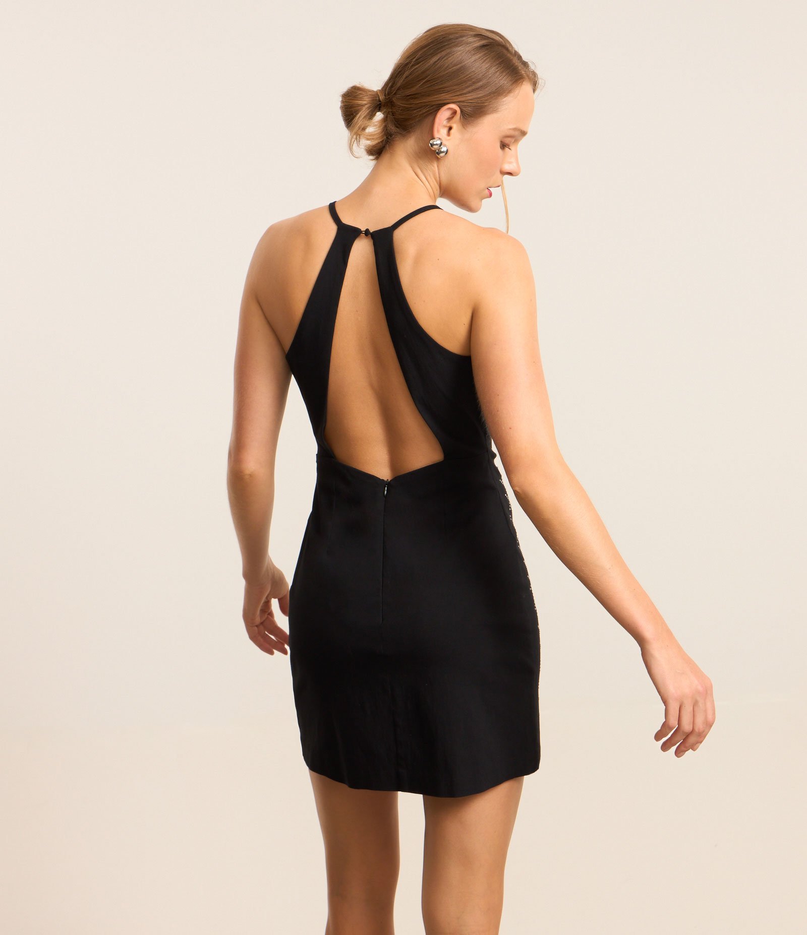 Vestido Curto em Bengaline com Decote Halter e Brilhos Aplicados Preto 3