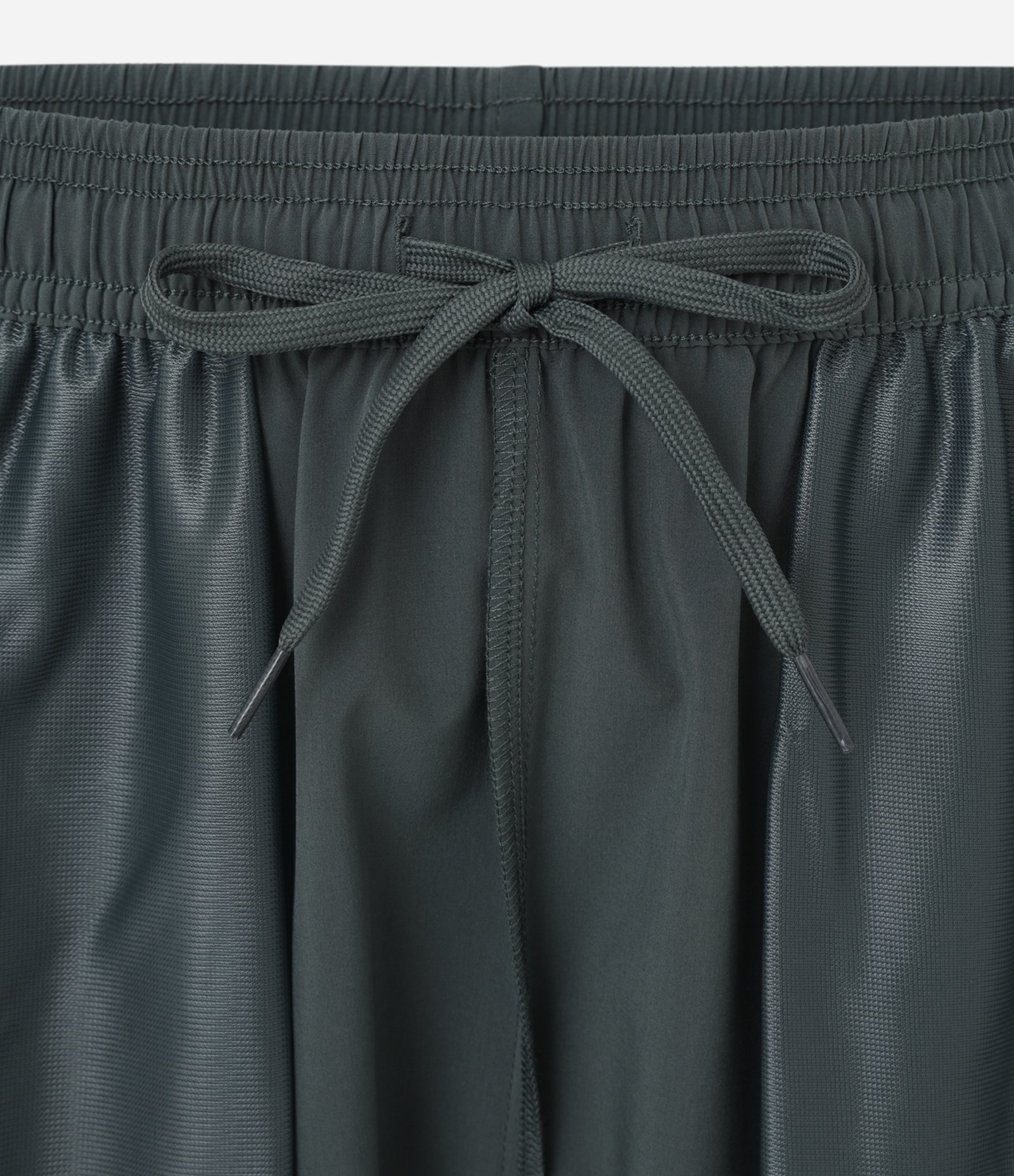 Bermuda Esportiva em Material Tecnológico com Estampa Refletiva Verde 8