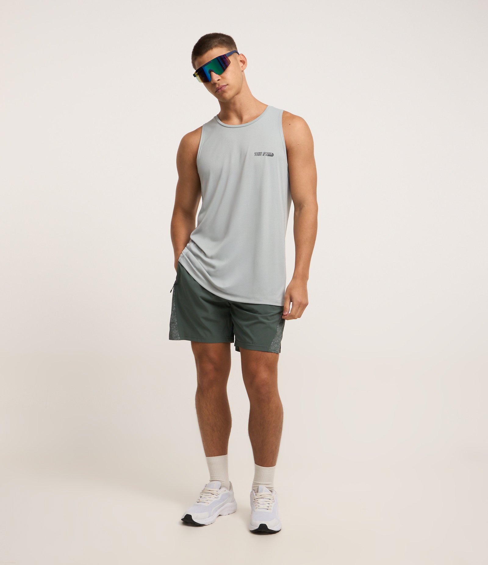 Bermuda Esportiva em Material Tecnológico com Estampa Refletiva Verde 1