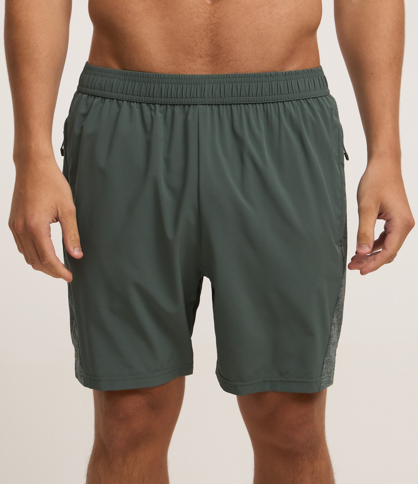 Bermuda Esportiva em Material Tecnológico com Estampa Refletiva Verde 2