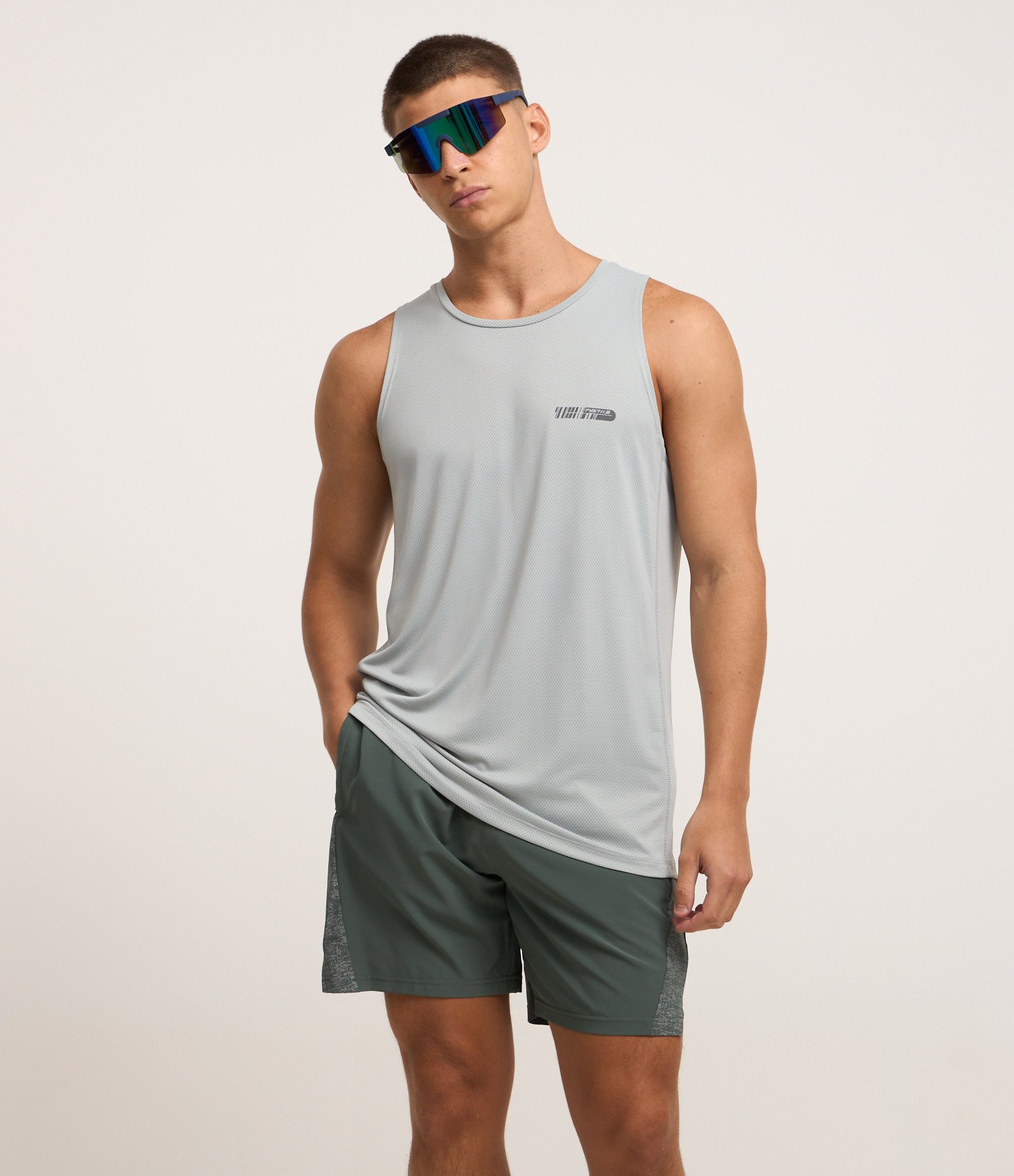 Bermuda Esportiva em Material Tecnológico com Estampa Refletiva Verde 3