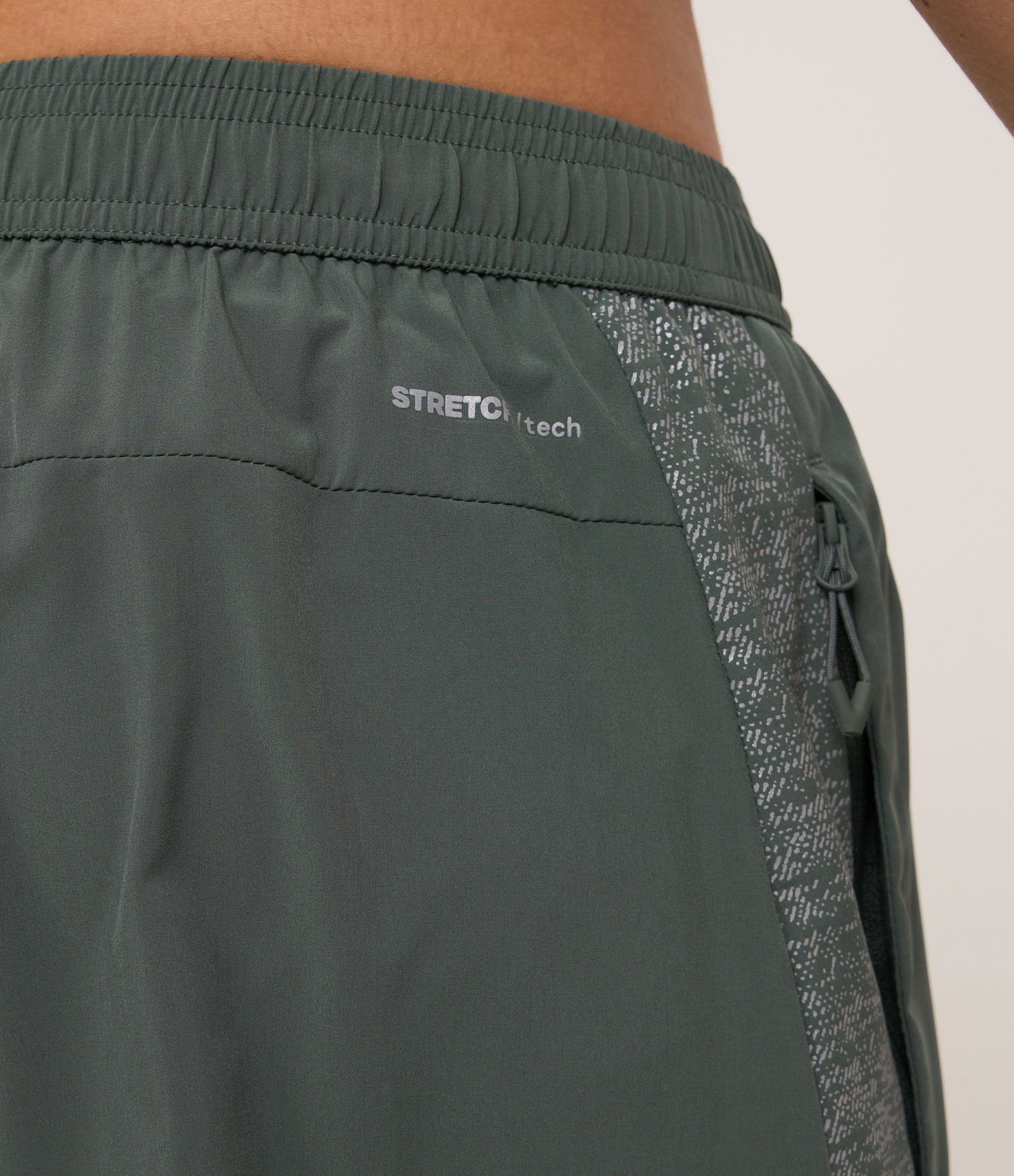 Bermuda Esportiva em Material Tecnológico com Estampa Refletiva Verde 4