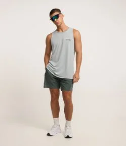 Bermuda Esportiva em Material Tecnológico com Estampa Refletiva