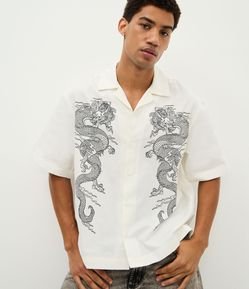Camisa Boxy em Sarja com Estampa de Dragões