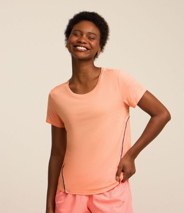 Camiseta Esportiva com Detalhes em Linhas Contrastantes