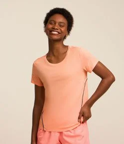 Camiseta Esportiva com Detalhes em Linhas Contrastantes