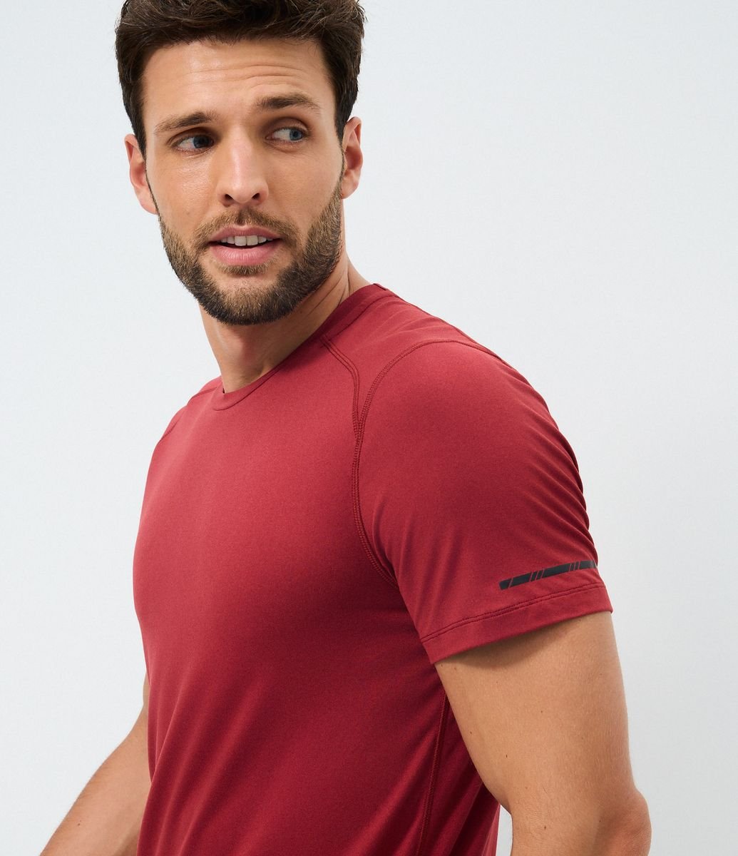 Camiseta Regular Esportiva em Tecnologia Dry com Etiqueta na Barra