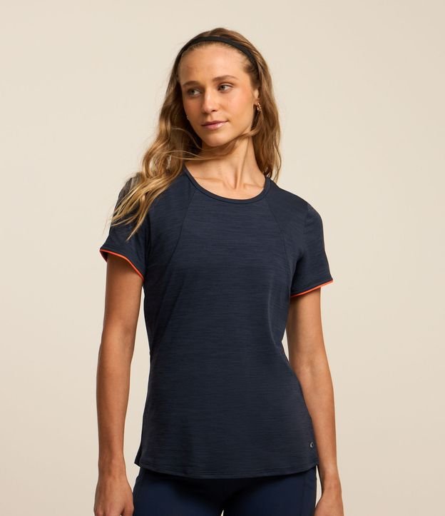 Camiseta Esportiva em Microfibra com Frisos Contrastantes