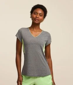 Camiseta Esportiva Alongada com Recortes