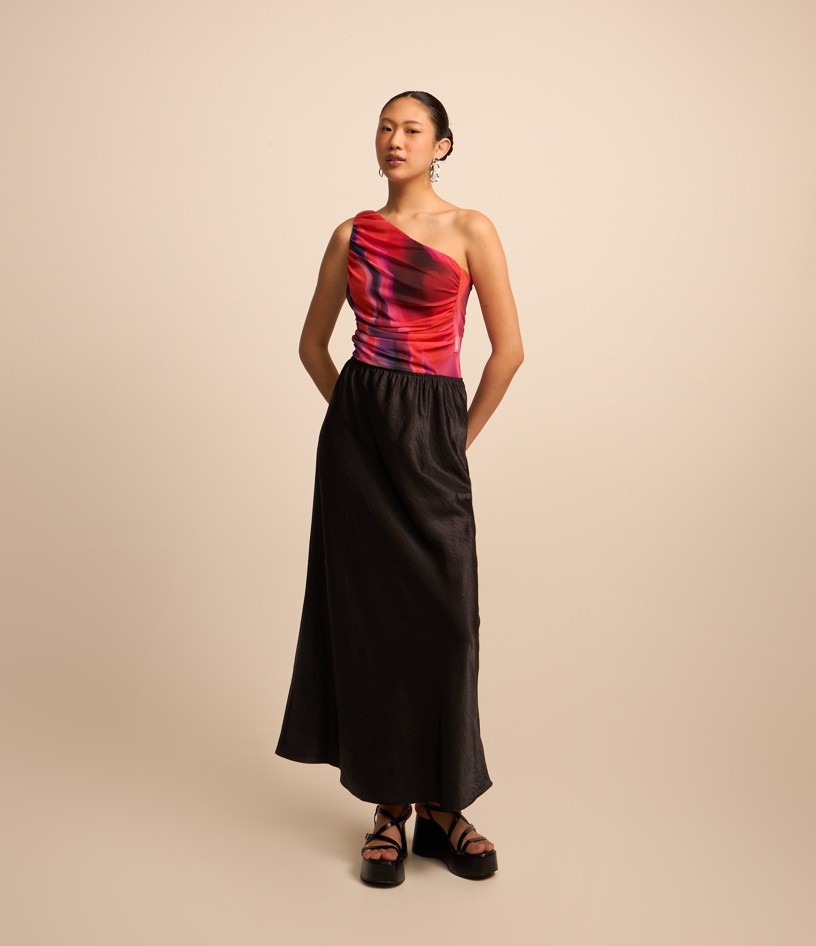 Body em Tule Estampa Abstrata com Um Ombro Só Vermelho 2