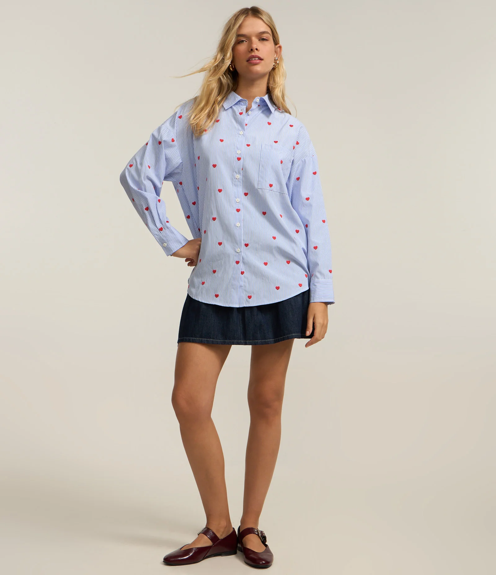 Camisa Alongada em Tricoline com Listras e Bordado de Coraçõezinhos Azul 2