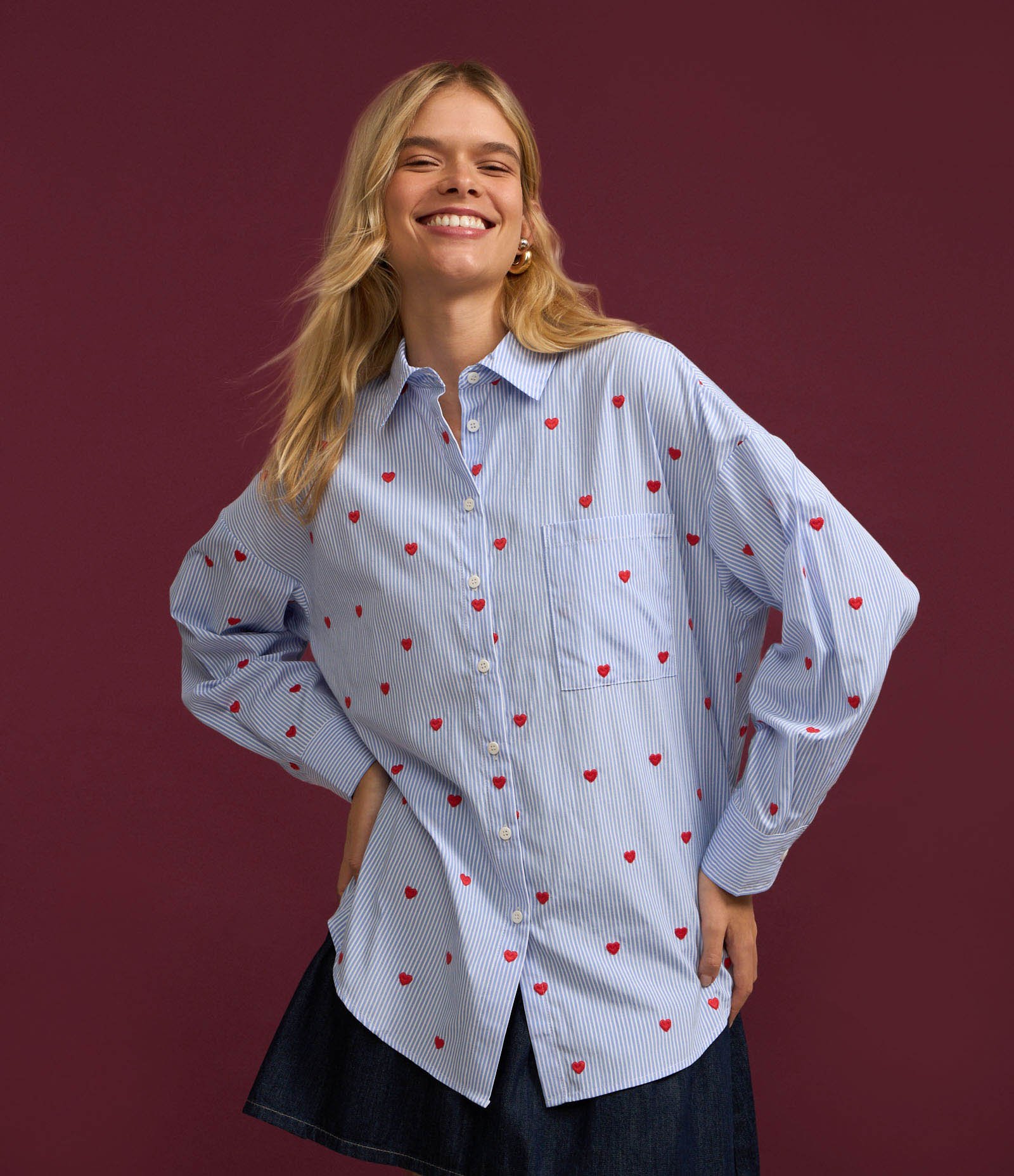 Camisa Alongada em Tricoline com Listras e Bordado de Coraçõezinhos Azul 4