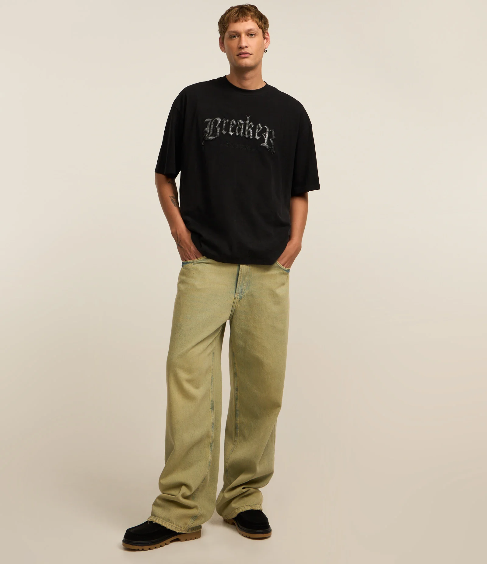 Camiseta Overboxy em Algodão Estonado com Estampa Bordada Lettering Preto Estonado 2