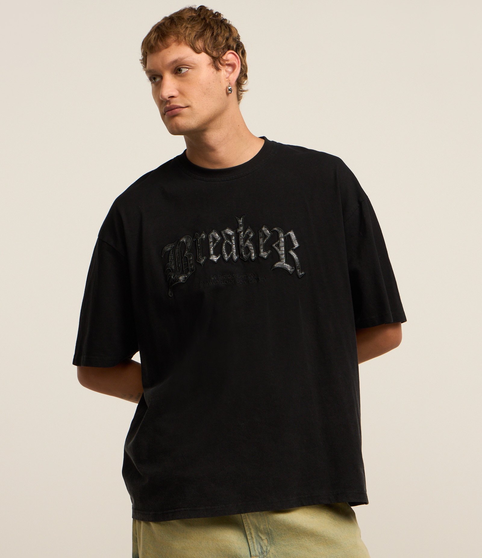 Camiseta Overboxy em Algodão Estonado com Estampa Bordada Lettering Preto Estonado 3