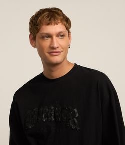 Camiseta Overboxy em Algodão Estonado com Estampa Bordada Lettering