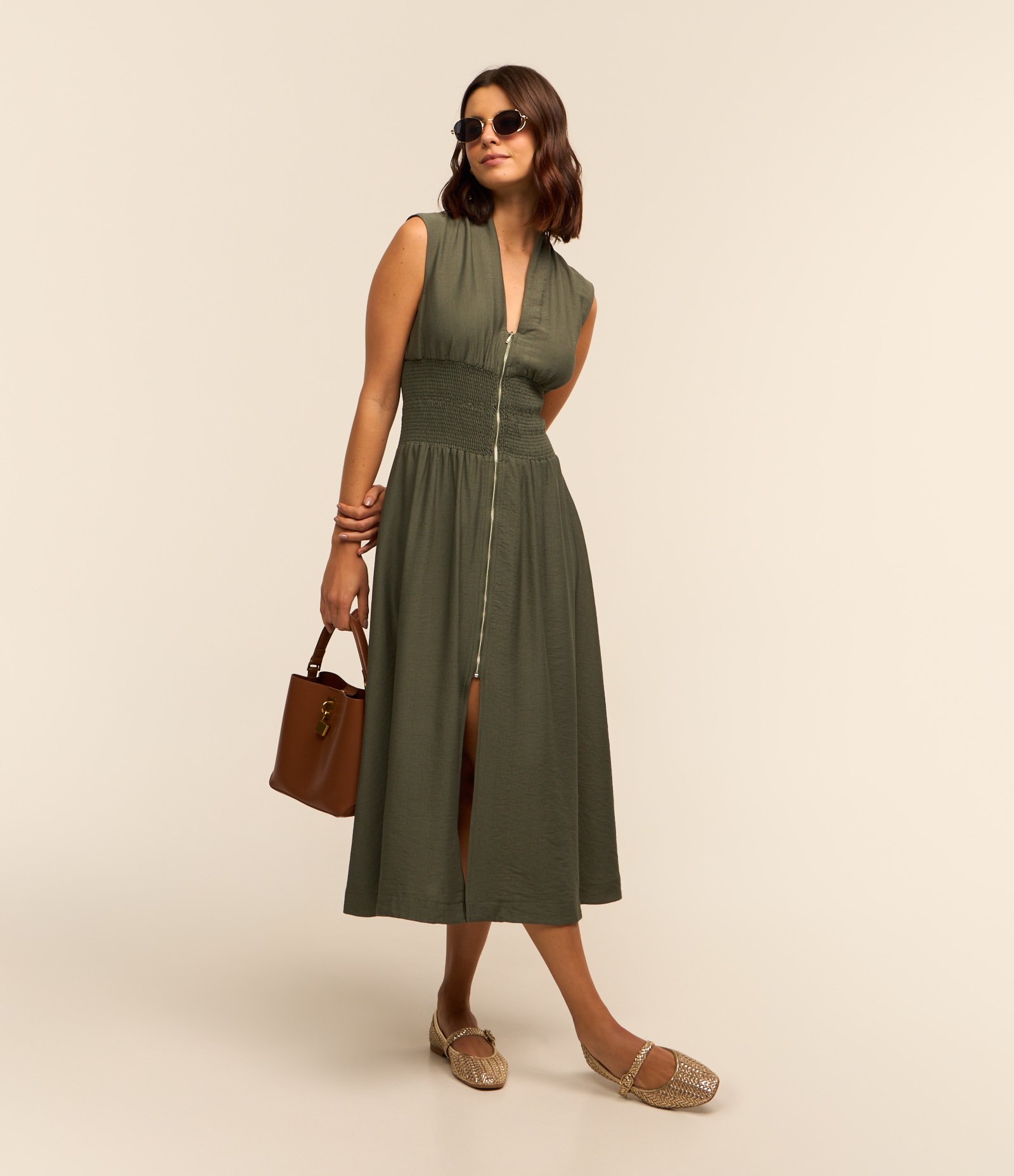 Vestido Midi em Crepe com Lastex na Cintura e Zíper Frontal Verde 1