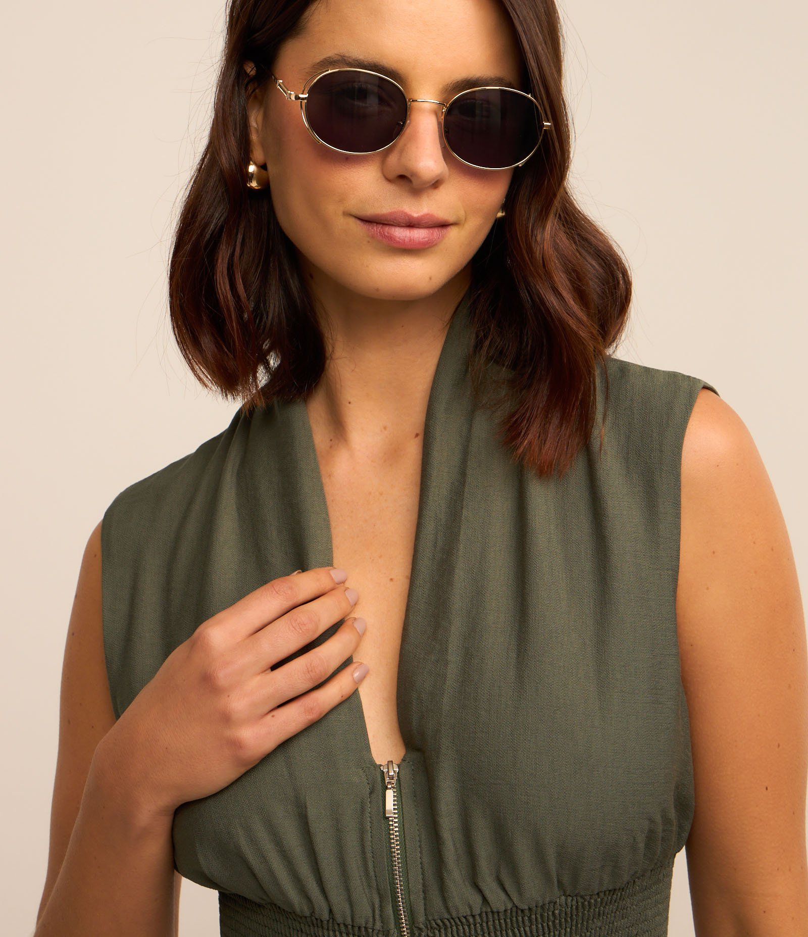 Vestido Midi em Crepe com Lastex na Cintura e Zíper Frontal Verde 3