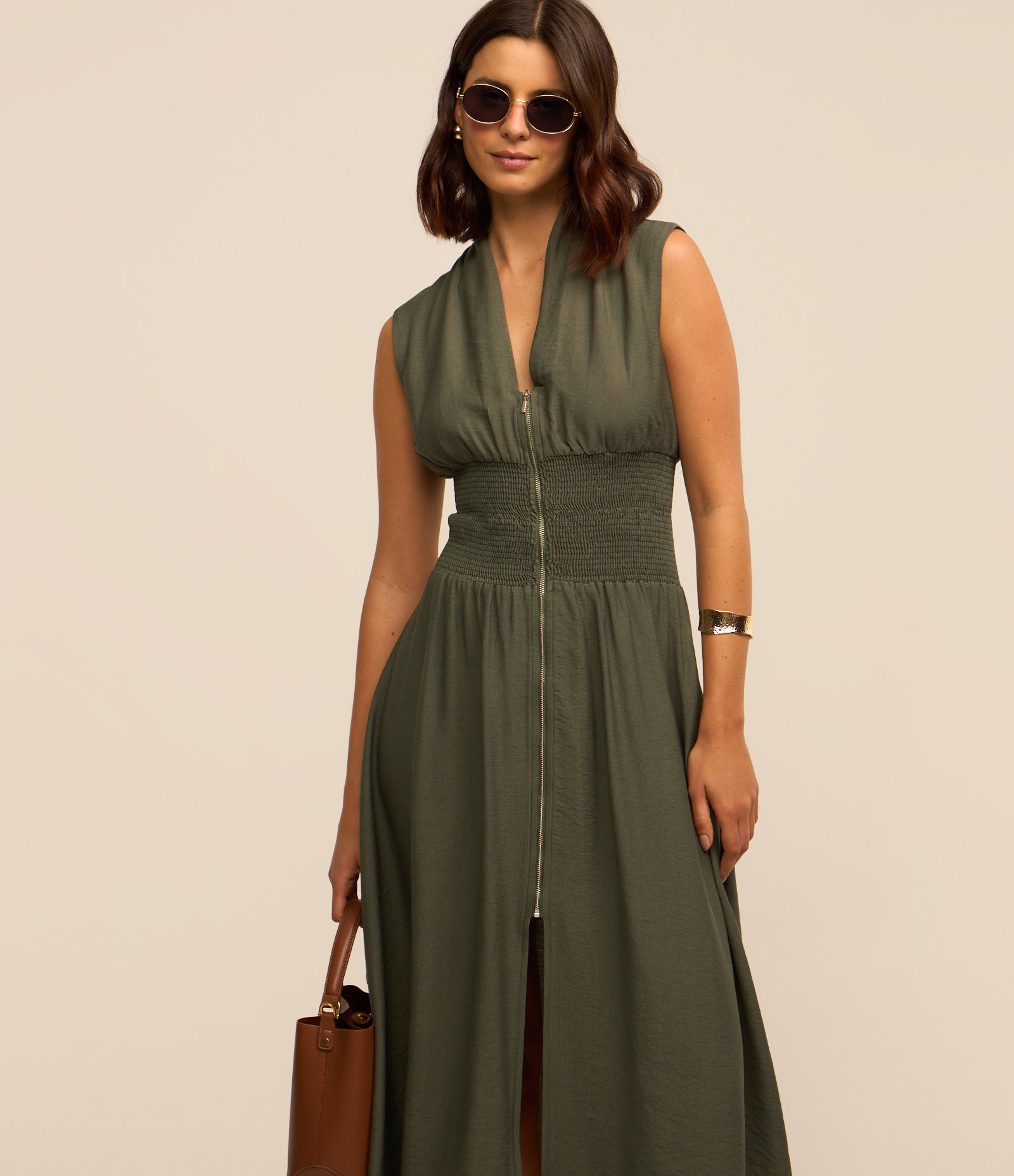 Vestido Midi em Crepe com Lastex na Cintura e Zíper Frontal Verde 4