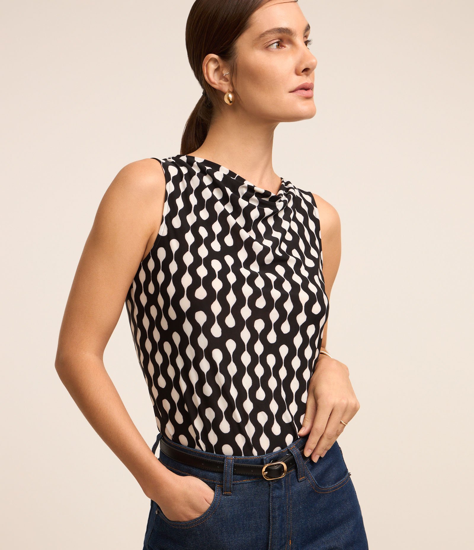 Blusa Sem Manga em Microfibra com Estampa Geométrica Preto/Branco 1
