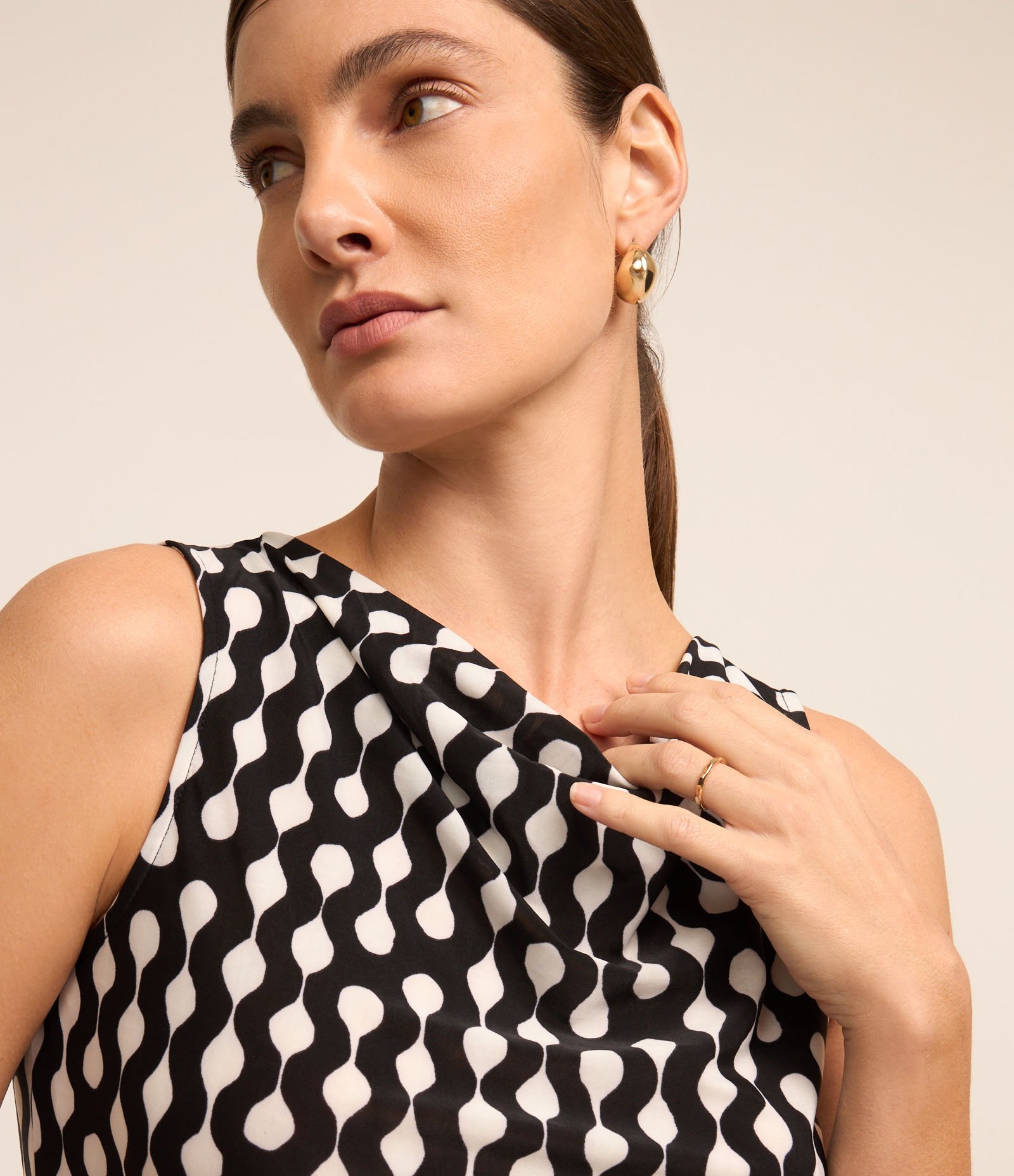 Blusa Sem Manga em Microfibra com Estampa Geométrica Preto/Branco 3