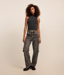 Calça em Jeans Denim com Bolso Cargo