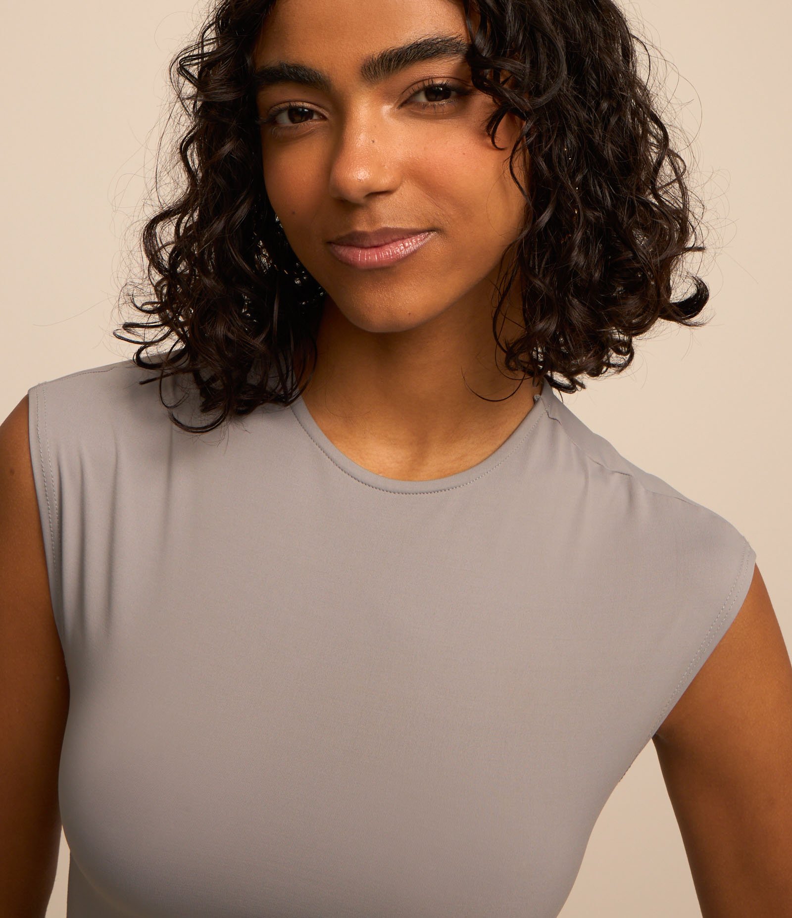 Blusa Básica em Microfibra com Ombro Alongado Cinza 3