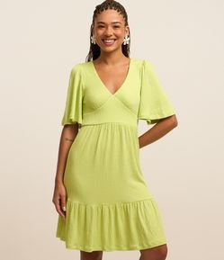 Vestido em Malha Texturizada com Manga Godê e Babado na Barra