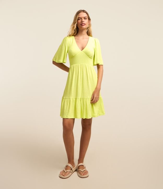 Vestido em Malha Texturizada com Manga Godê e Babado na Barra